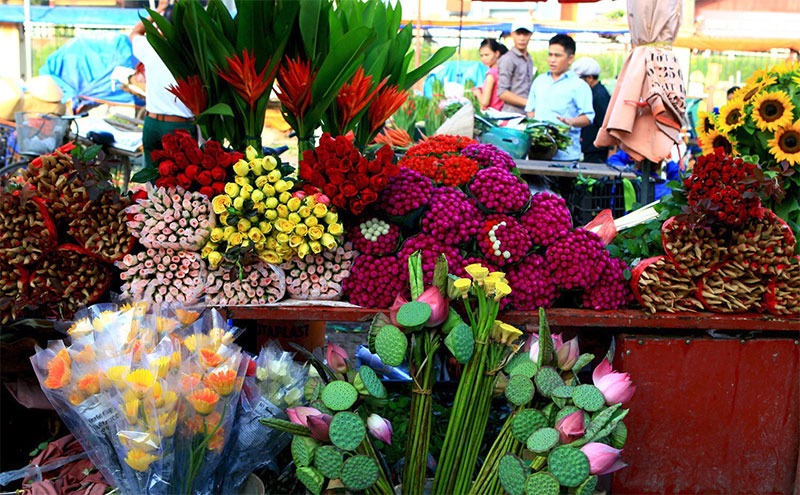 Quang Ba night flower market