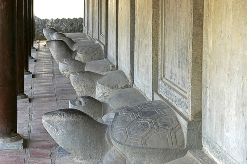 Stone turtle at the Temple of Literature
